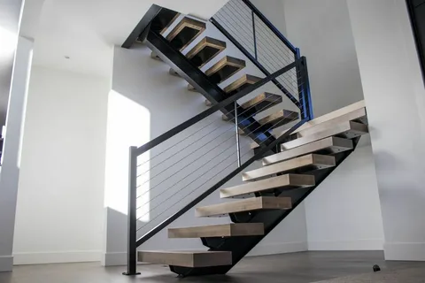 Как добиться стильной и качественной отделки для металлической лестницы